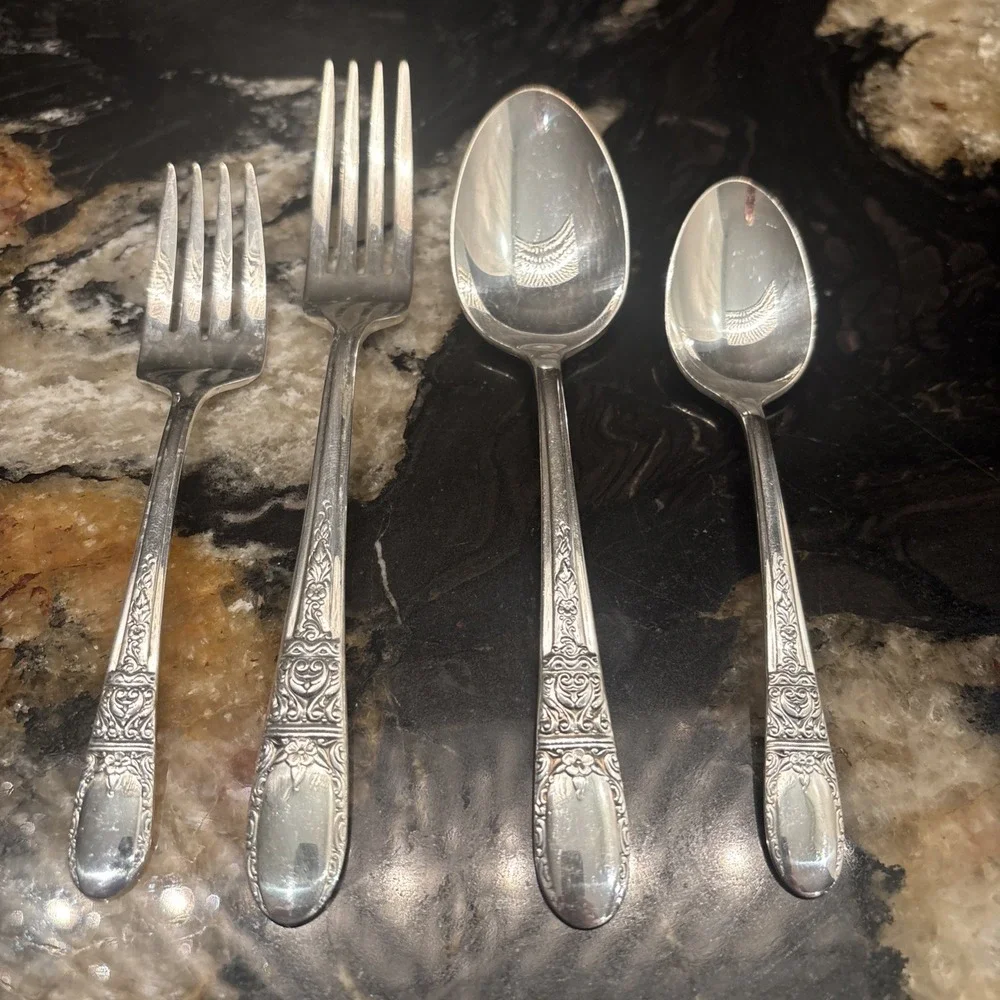 Lot of 46 pcs Wallace Sweetheart II - Hollywood II XXXX Silverplate Flatware Set